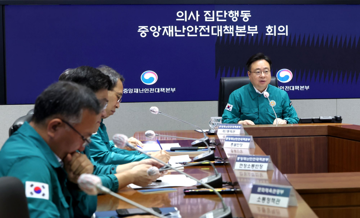 ▲조규홍 '의사 집단행동 중앙재난안전대책본부(중대본)' 1차장(보건복지부 장관)이 지난달 2일 정부서울청사에서 중대본 회의를 주재하고 있다.  (사진제공=보건복지부)
