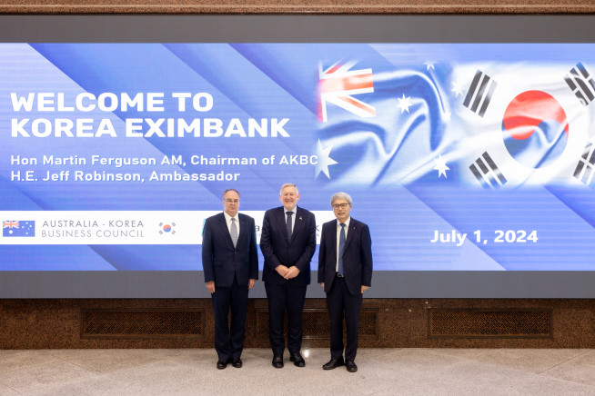 ▲윤희성 수은 행장이 지난 1일 여의도 수은 본점에서 마틴 퍼거슨 호주-한국경제인협회장, 제프 로빈슨 주한 호주대사 및 아라푸라, ASM 등 호주 6개 기업 경영진을 만나 ‘한-호주 광물·탈탄소 공동사업 협력방안’을 심도 있게 협의했다. 사진 왼쪽부터 제프 로빈슨 주한 호주대사, 마틴 퍼거슨 호주-한국경제인협회장, 윤희성 수은 행장.