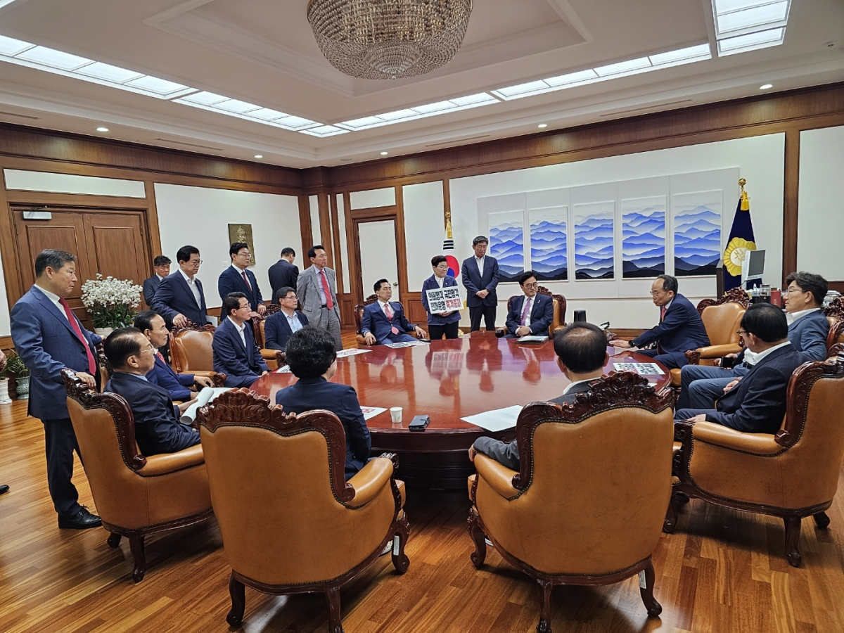 ▲추경호 국민의힘 원내대표를 비롯한 의원들이 2일 오후 서울 여의도 국회 의장실을 방문해 우원식 의장에게 항의하고 있다. (뉴시스)