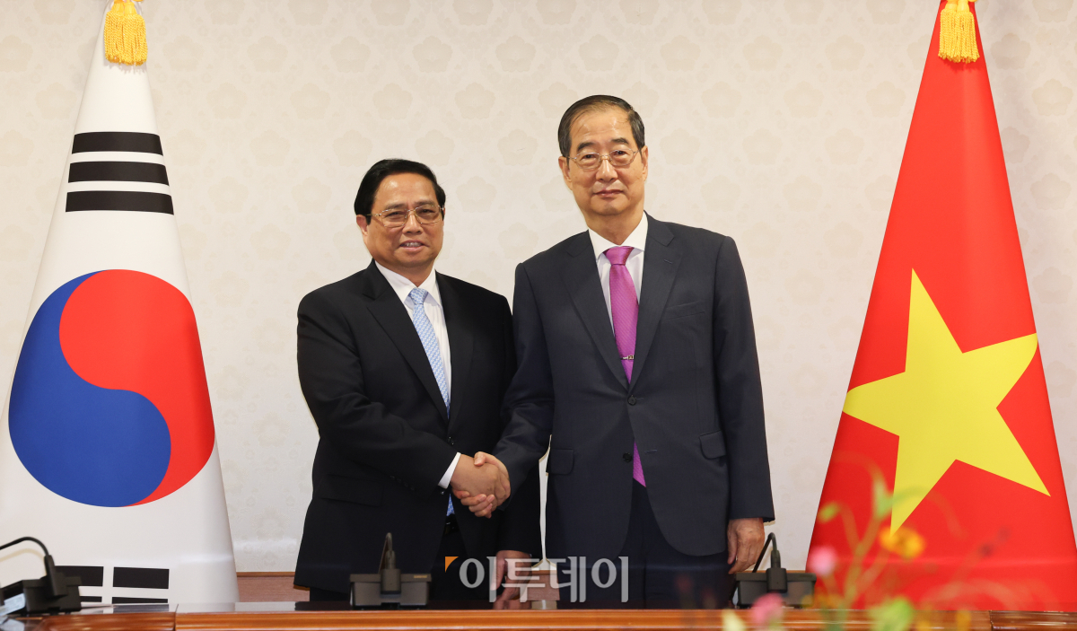 ▲한덕수(오른쪽) 국무총리와 팜 밍 찡 베트남 총리가 2일 서울 종로구 정부서울청사에서 열린 한-베트남 총리 회담에 앞서 기념촬영을 하고 있다. 청사사진기자단
