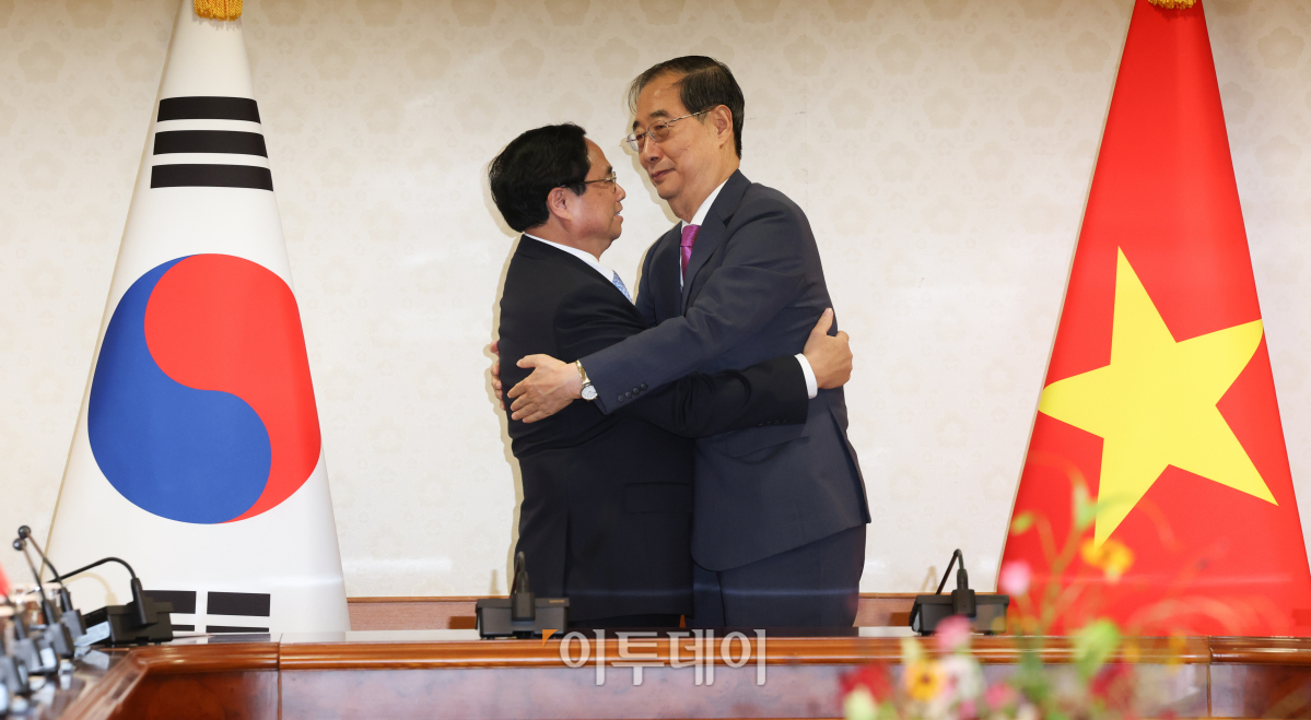 ▲한덕수(오른쪽) 국무총리와 팜 밍 찡 베트남 총리가 2일 서울 종로구 정부서울청사에서 열린 한-베트남 총리 회담에서 포옹을 하고 있다. 청사사진기자단