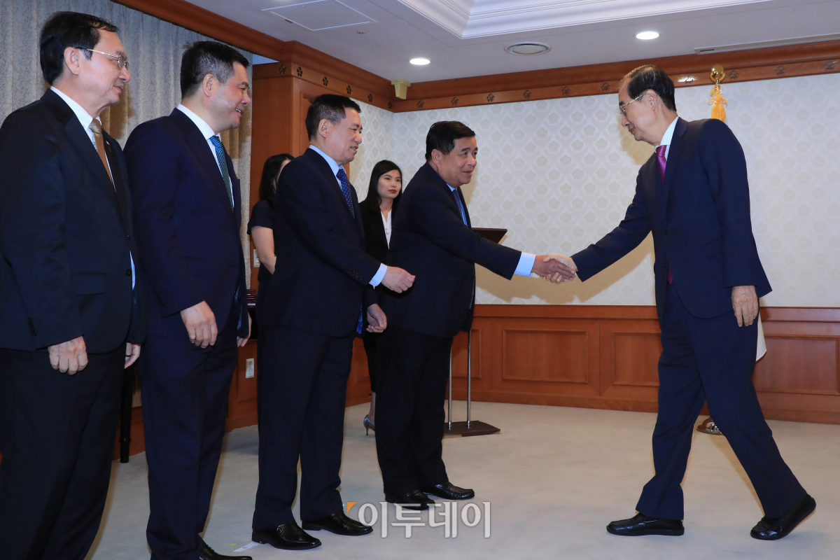 ▲한덕수(오른쪽) 국무총리가 2일 서울 종로구 정부서울청사에서 한국-베트남 간 양해각서 및 계약 교환식을 마친 뒤 베트남 참석 인사와 악수를 나누고 있다. 청사사진기자단