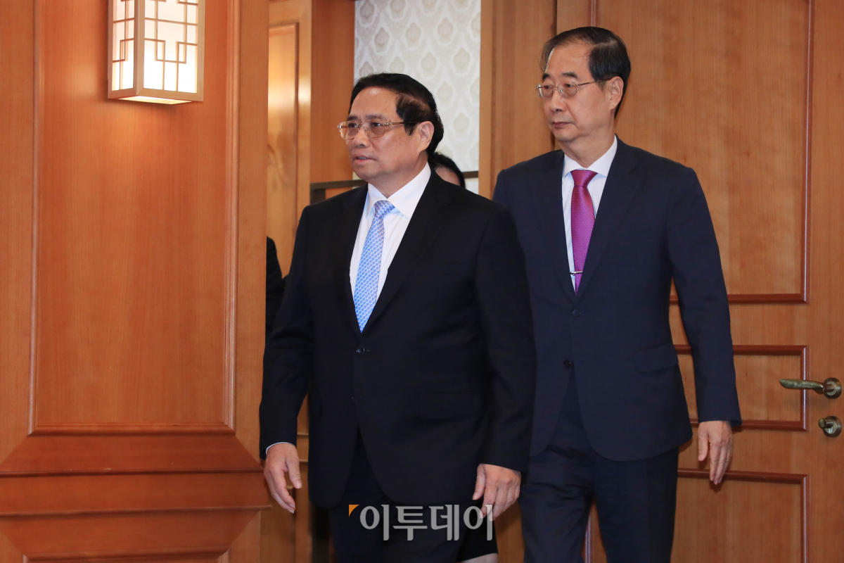 ▲한덕수(오른쪽) 국무총리와 팜 밍 찡 베트남 총리가 2일 서울 종로구 정부서울청사에서 한국-베트남 간 양해각서 및 계약 교환식 참석을 위해 입장하고 있다. 청사사진기자단