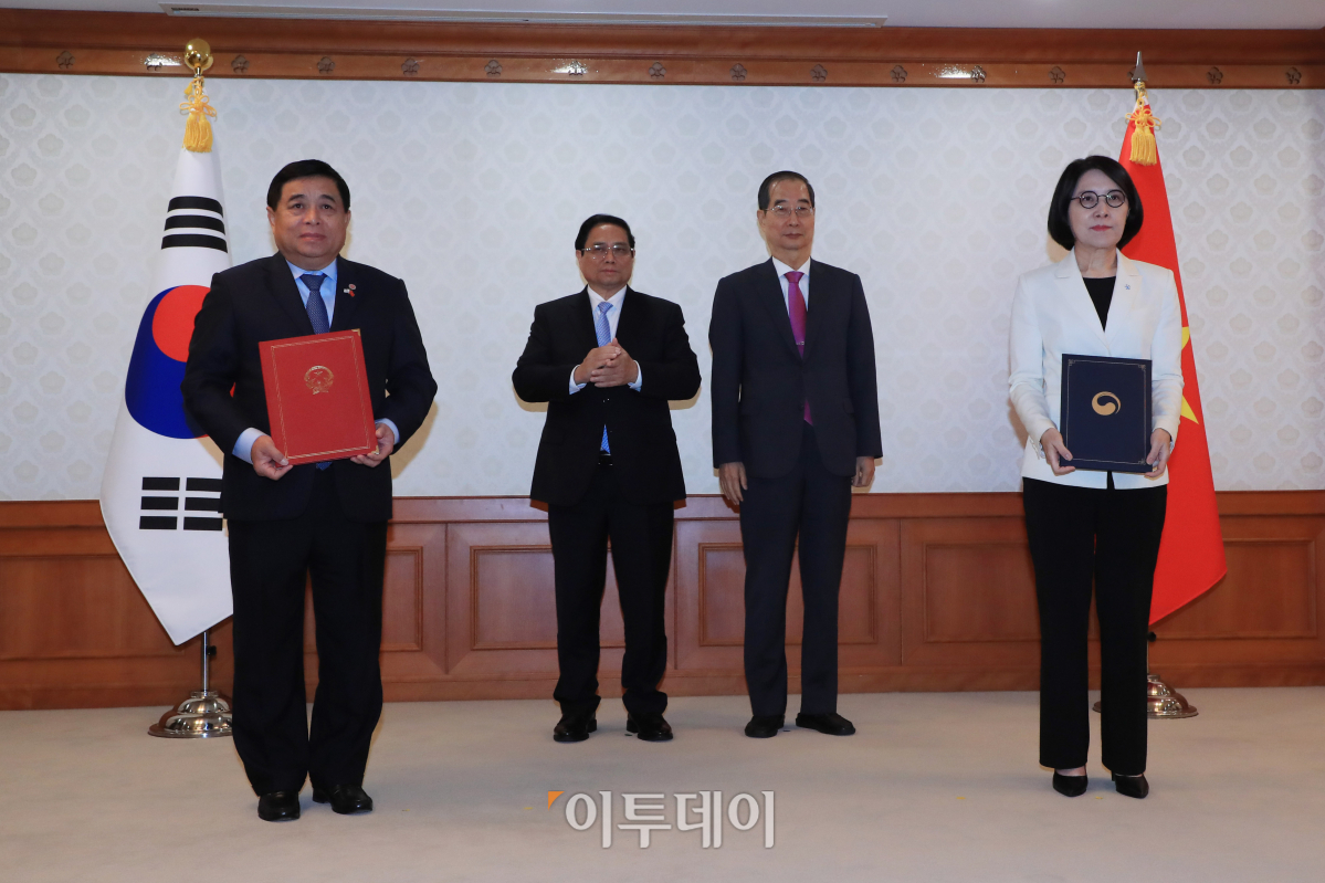 ▲강인선 외교부 2차관과 응우엔 찌 중 베트남 기획투자부 장관이 2일 서울 종로구 정부서울청사에서 열린 한국-베트남 간 양해각서 및 계약 교환식에서 한덕수 국무총리(뒷줄 오른쪽)와 팜 민 찡 베트남 총리가 참석한 가운데 문서를 교환한 뒤 기념촬영을 하고 있다. 청사사진기자단