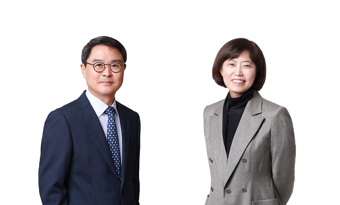 ▲ 지난달 30일 구성원 회의를 통해 새로 선임된 윤기원(왼쪽)‧이유정 대표 변호사. (사진 제공 = 법무법인(유한) 원)