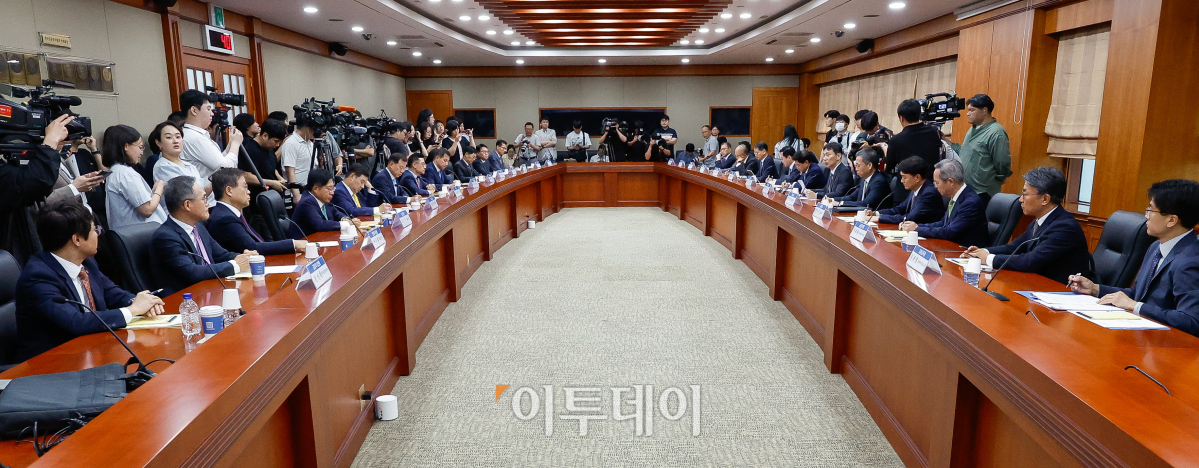 ▲이복현 금융감독원장이 3일 서울 영등포구 금융투자협회에서 열린 금융감독원장-증권회사 CEO 간담회에서 모두발언을 하고 있다. 조현호 기자 hyunho@