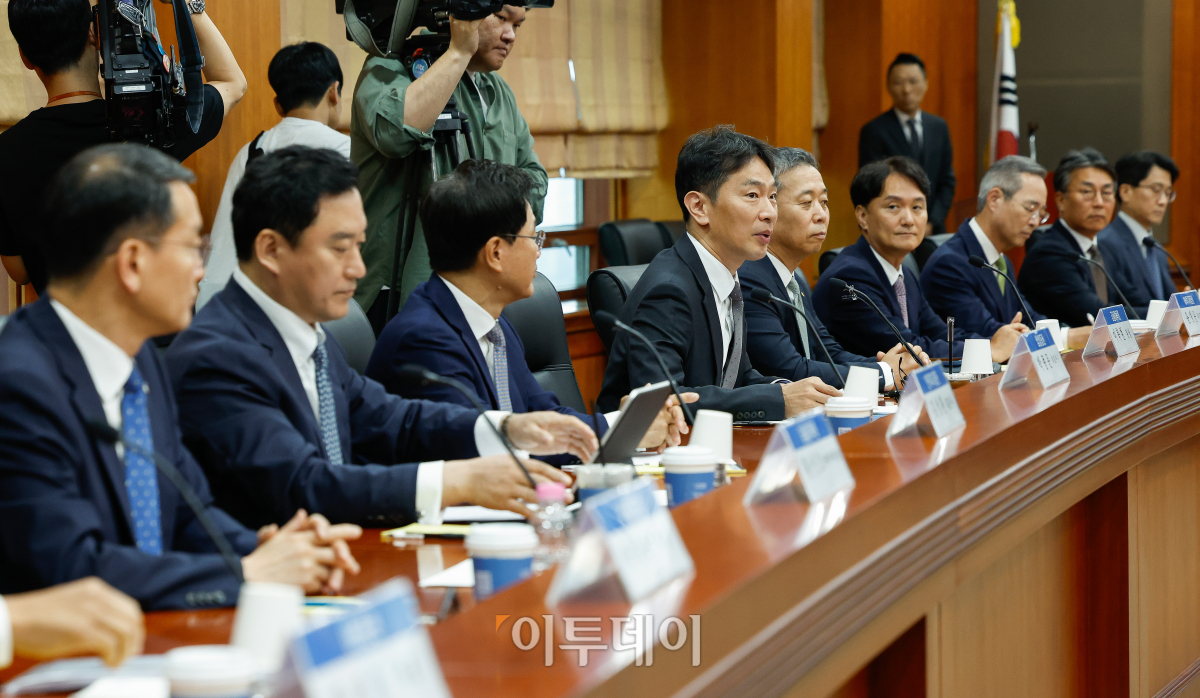 ▲이복현 금융감독원장이 3일 서울 영등포구 금융투자협회에서 열린 금융감독원장-증권회사 CEO 간담회에서 모두발언을 하고 있다. 조현호 기자 hyunho@