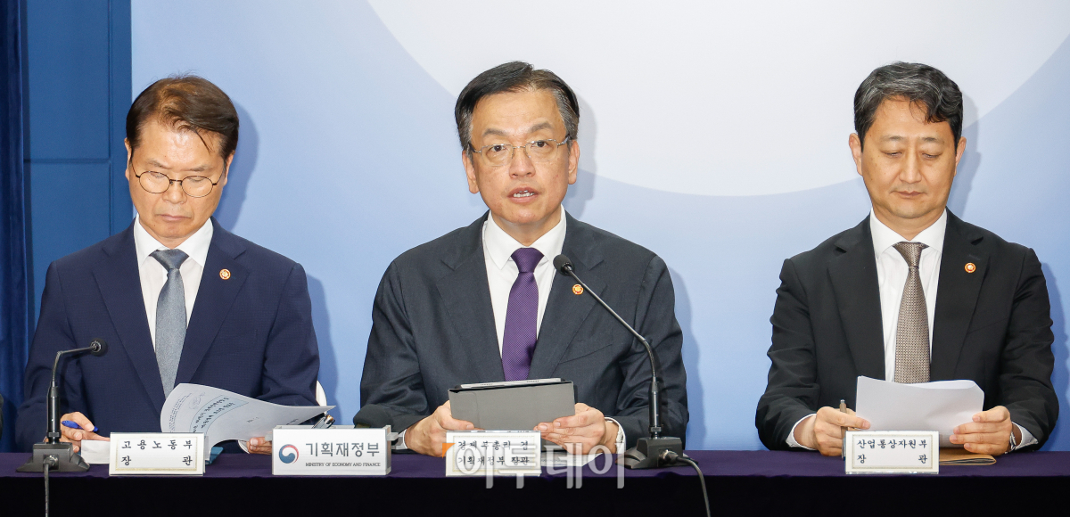 ▲최상목 경제부총리 겸 기획재정부 장관이 3일 서울 종로구 정부서울청사에서 역동경제 로드맵 24년 하반기 경제정책방향 관계부처 합동 브리핑을 하고 있다. 조현호 기자 hyunho@