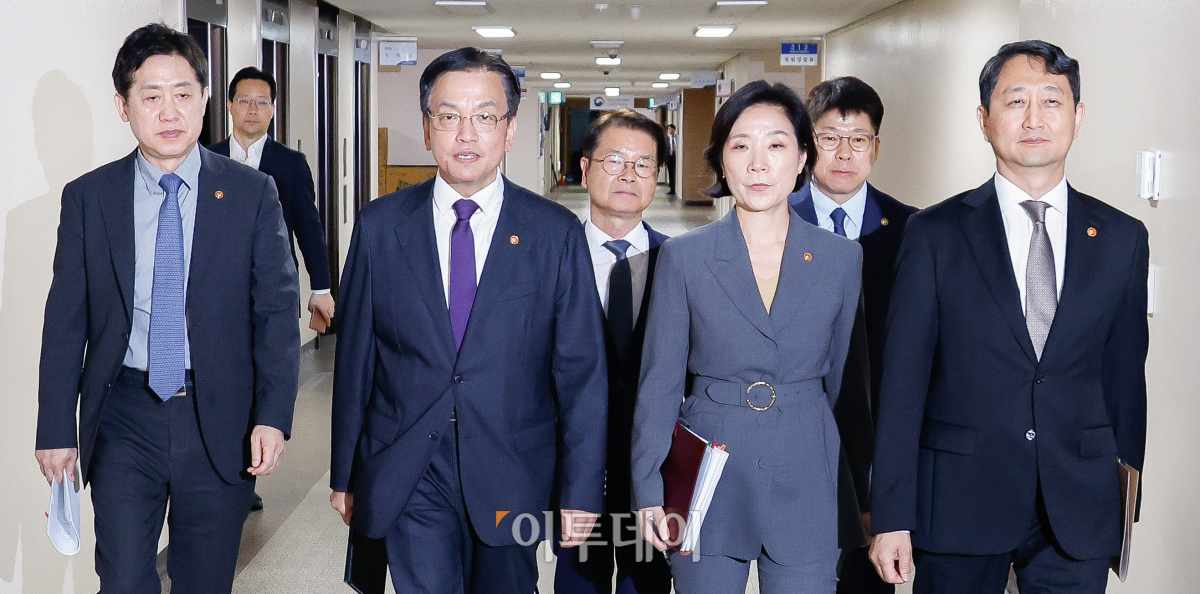 ▲최상목 경제부총리 겸 기획재정부 장관과 관계부처 장관들이 3일 서울 종로구 정부서울청사에서 역동경제 로드맵 24년 하반기 경제정책방향 관계부처 합동 브리핑을 위해 브리핑실에 들어서고 있다. 왼쪽부터 김주현 금융위원장, 최 부총리 이정식 고용노동부 장관, 오영주 중소벤처기업부 장관, 진현환 국토교통부 제1차관, 안덕근 산업통상자원부 장관. 조현호 기자 hyunho@