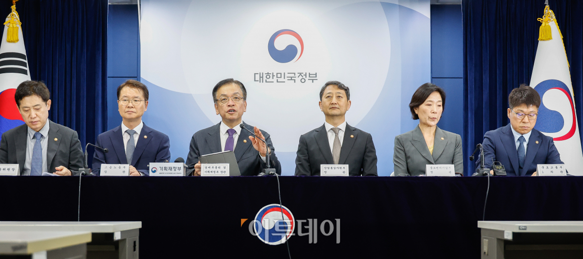 ▲최상목 경제부총리 겸 기획재정부 장관이 3일 서울 종로구 정부서울청사에서 역동경제 로드맵 24년 하반기 경제정책방향 관계부처 합동 브리핑을 하고 있다. 조현호 기자 hyunho@