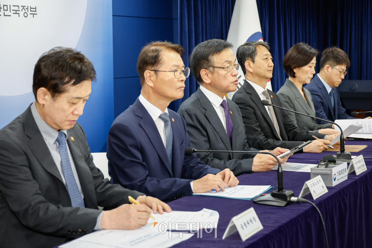 ▲최상목 경제부총리 겸 기획재정부 장관이 3일 서울 종로구 정부서울청사에서 역동경제 로드맵 24년 하반기 경제정책방향 관계부처 합동 브리핑을 하고 있다. 조현호 기자 hyunho@