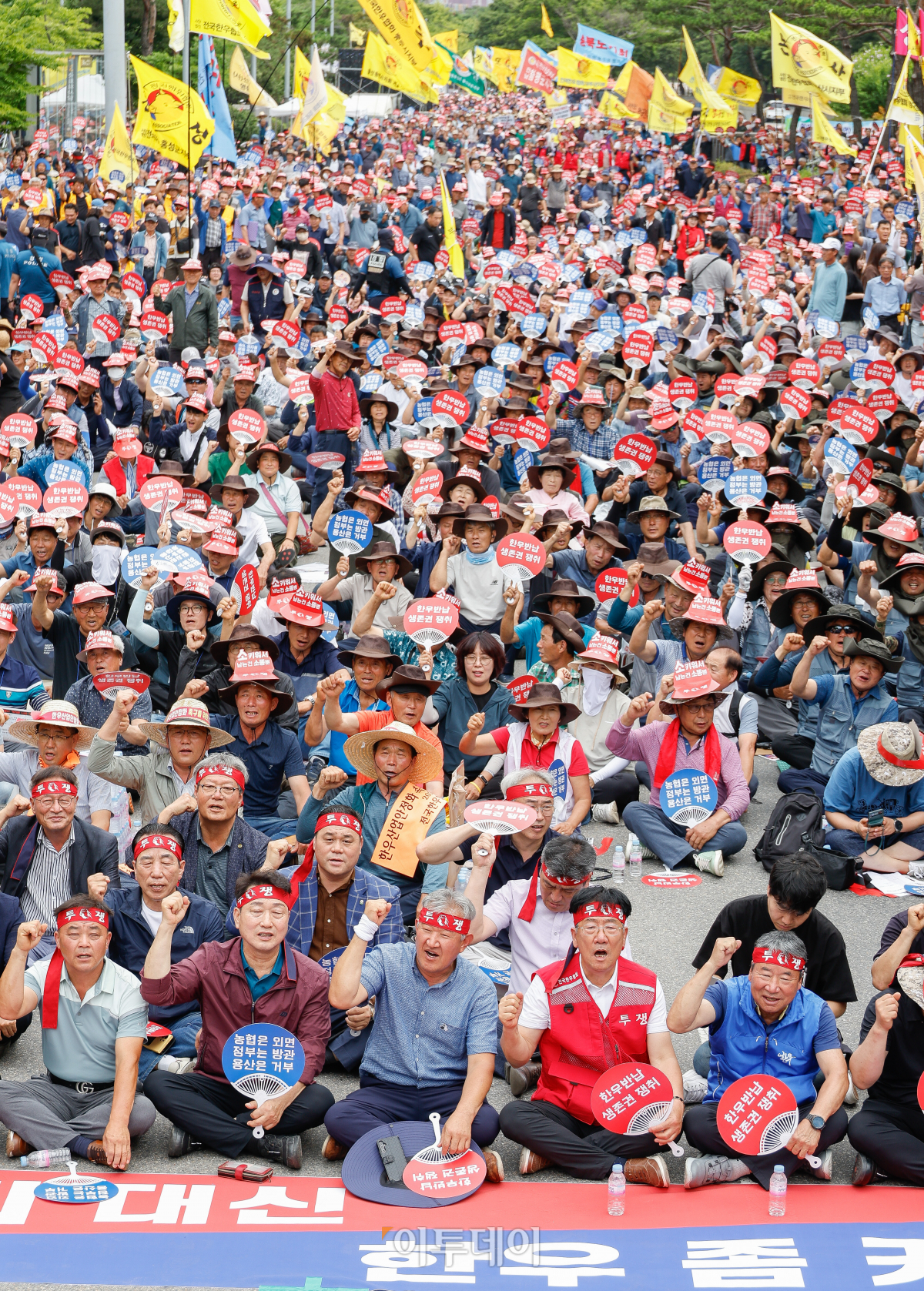 ▲전국한우협회가 3일 서울 영등포구 국회의사당역 앞에서 열린 전국 한우농가 한우 산업 안정화 촉구 한우 반납 투쟁에서 구호를 외치고 있다. 이들은 지속가능한 한우산업을 위한 지원법(한우법) 제정과 한우암소 2만두 긴급 격리, 사료가격 즉시 인하, 사료구매자금 상환기한 2년 연장 및 분할상환, 긴급 경영안정자금 지원 등을 요구했다. 조현호 기자 hyunho@