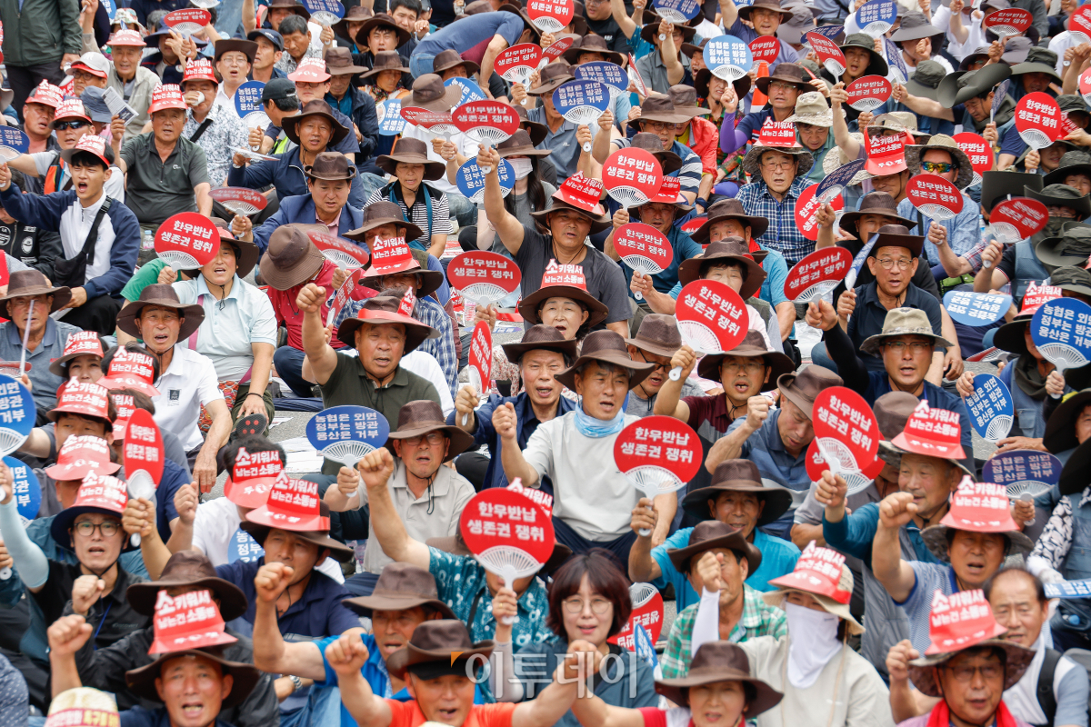 ▲전국한우협회가 3일 서울 영등포구 국회의사당역 앞에서 열린 전국 한우농가 한우 산업 안정화 촉구 한우 반납 투쟁에서 구호를 외치고 있다. 이들은 지속가능한 한우산업을 위한 지원법(한우법) 제정과 한우암소 2만두 긴급 격리, 사료가격 즉시 인하, 사료구매자금 상환기한 2년 연장 및 분할상환, 긴급 경영안정자금 지원 등을 요구했다. 조현호 기자 hyunho@