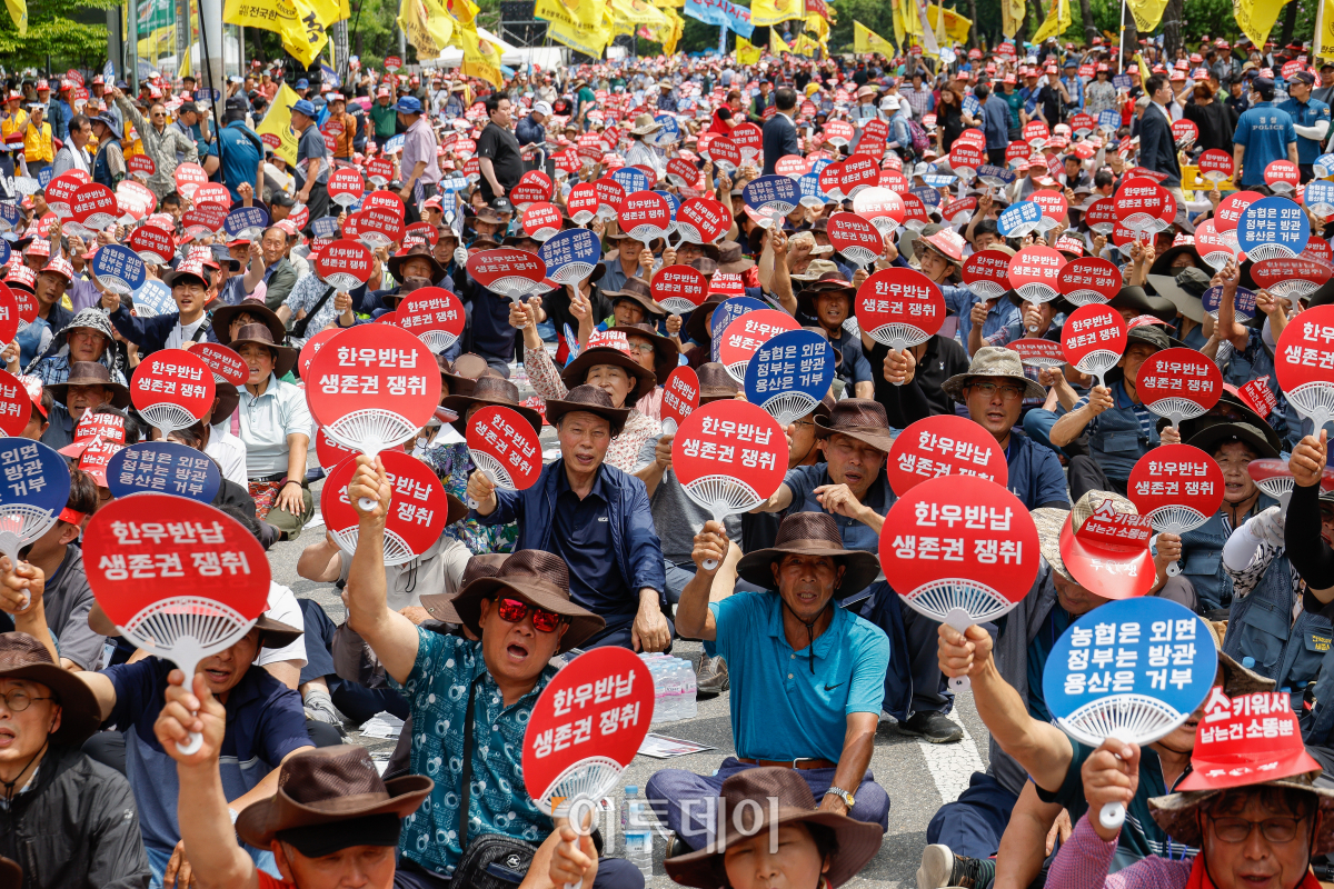 ▲전국한우협회가 3일 서울 영등포구 국회의사당역 앞에서 열린 전국 한우농가 한우 산업 안정화 촉구 한우 반납 투쟁에서 구호를 외치고 있다. 이들은 지속가능한 한우산업을 위한 지원법(한우법) 제정과 한우암소 2만두 긴급 격리, 사료가격 즉시 인하, 사료구매자금 상환기한 2년 연장 및 분할상환, 긴급 경영안정자금 지원 등을 요구했다. 조현호 기자 hyunho@