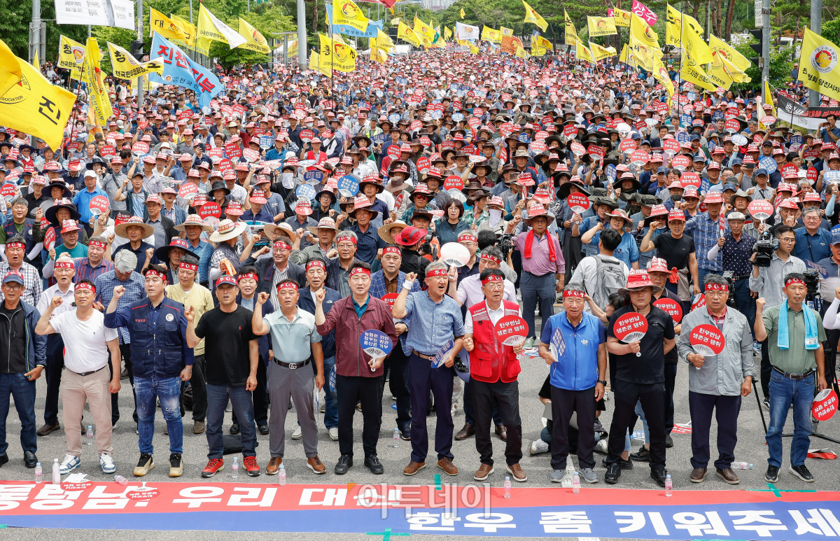 ▲전국한우협회가 3일 서울 영등포구 국회의사당역 앞에서 열린 전국 한우농가 한우 산업 안정화 촉구 한우 반납 투쟁에서 구호를 외치고 있다. 이들은 지속가능한 한우산업을 위한 지원법(한우법) 제정과 한우암소 2만두 긴급 격리, 사료가격 즉시 인하, 사료구매자금 상환기한 2년 연장 및 분할상환, 긴급 경영안정자금 지원 등을 요구했다. 조현호 기자 hyunho@
