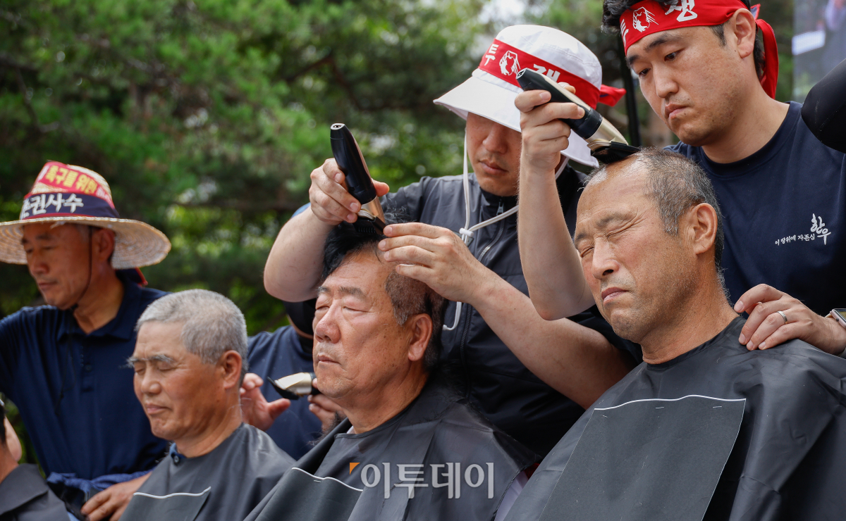 ▲전국한우협회가 3일 서울 영등포구 국회의사당역 앞에서 열린 전국 한우농가 한우 산업 안정화 촉구 한우 반납 투쟁에서 삭발식을 하고 있다. 이들은 지속가능한 한우산업을 위한 지원법(한우법) 제정과 한우암소 2만두 긴급 격리, 사료가격 즉시 인하, 사료구매자금 상환기한 2년 연장 및 분할상환, 긴급 경영안정자금 지원 등을 요구했다. 조현호 기자 hyunho@