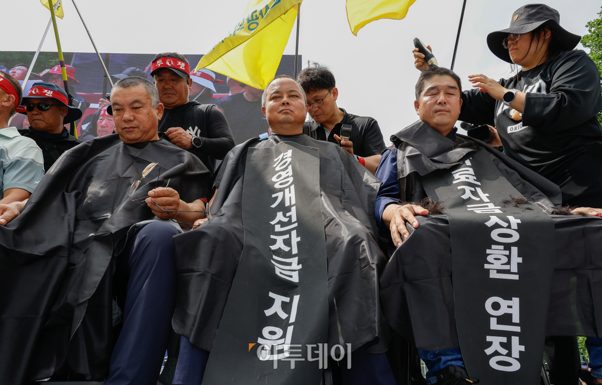 ▲전국한우협회가 3일 서울 영등포구 국회의사당역 앞에서 열린 전국 한우농가 한우 산업 안정화 촉구 한우 반납 투쟁에서 삭발식을 하고 있다. 이들은 지속가능한 한우산업을 위한 지원법(한우법) 제정과 한우암소 2만두 긴급 격리, 사료가격 즉시 인하, 사료구매자금 상환기한 2년 연장 및 분할상환, 긴급 경영안정자금 지원 등을 요구했다. 조현호 기자 hyunho@