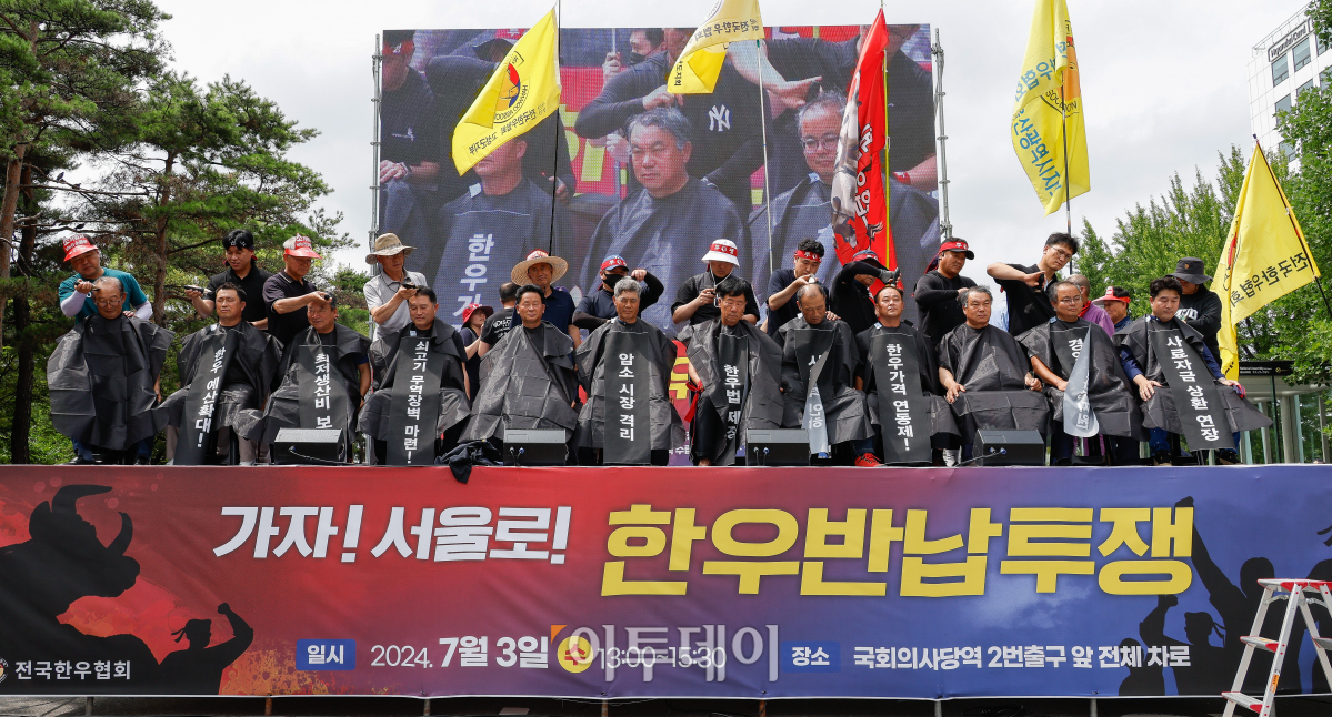 ▲전국한우협회가 3일 서울 영등포구 국회의사당역 앞에서 열린 전국 한우농가 한우 산업 안정화 촉구 한우 반납 투쟁에서 삭발식을 하고 있다. 이들은 지속가능한 한우산업을 위한 지원법(한우법) 제정과 한우암소 2만두 긴급 격리, 사료가격 즉시 인하, 사료구매자금 상환기한 2년 연장 및 분할상환, 긴급 경영안정자금 지원 등을 요구했다. 조현호 기자 hyunho@