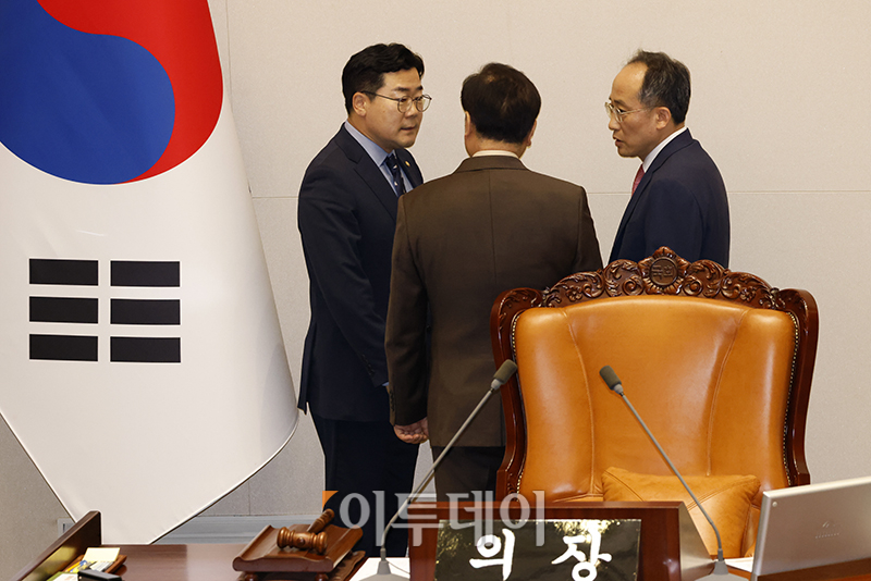 ▲우원식(가운데) 국회의장이 3일 서울 여의도 국회에서 열린 본회의에서 김병주 더불어민주당 의원의 '정신 나간 국민의힘 의원들' 발언 논란에 대해 여당의 사과 요구가 이어지자 추경호(오른쪽) 국민의힘 원내대표와 박찬대 더불어민주당 원내대표를 불러 의견을 조율하고 있다. 고이란 기자 photoeran@