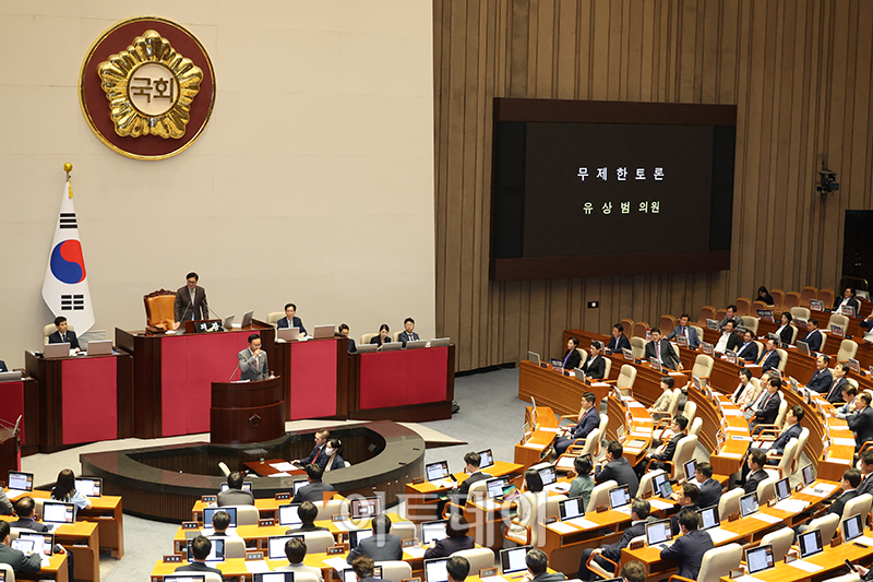 ▲3일 서울 여의도 국회에서 열린 본회의에서 야당이 '채해병 특검법'을 상정하려 하자 유상범 국민의힘 의원이 법안 처리 저지를 위한 무제한 토론(필리버스터)을 시작하고 있다. 고이란 기자 photoeran@