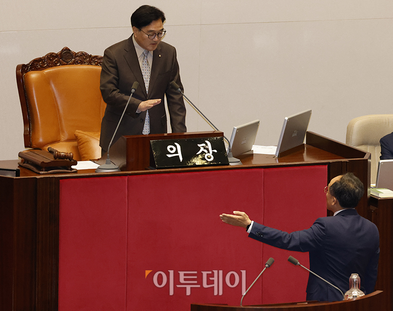 ▲추경호 국민의힘 원내대표가 3일 서울 여의도 국회에서 열린 본회의에서 우원식 국회의장에게 경제 분야 대정부질문 관련 항의를 하고 있다. 고이란 기자 photoeran@