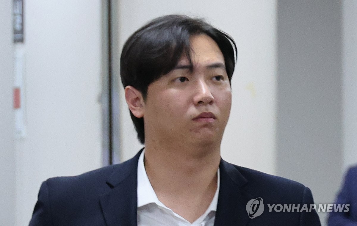 ▲메이저리거 김하성 선수에게 거액을 뜯어낸 혐의를 받는 임혜동 전 야구선수가 4일 구속영장 심사를 받기 위해 서울중앙지법에 출석하고 있다. (연합뉴스)
