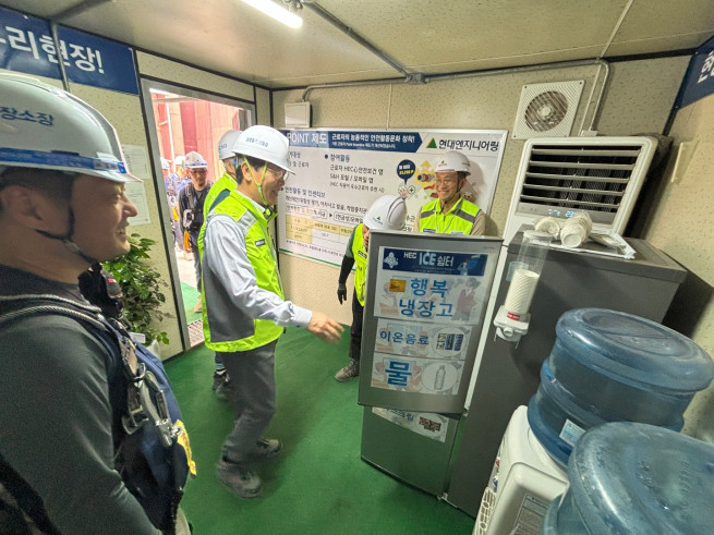 ▲홍현성 현대엔지니어링 대표이사가 지난달 20일 힐스테이트 동탄르센텀 현장을 방문해 '아이스 쉼터'를 살펴보는 모습. (사진제공=현대엔지니어링)