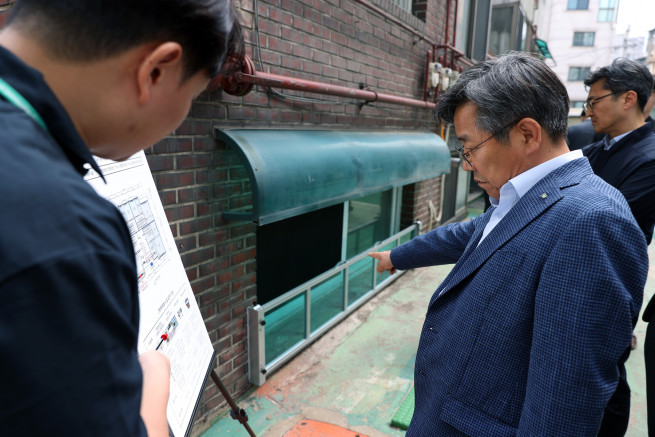 ▲김헌동 SH공사 사장이 반지하주택 현황을 점검하고 있다. (사진제공=SH공사)