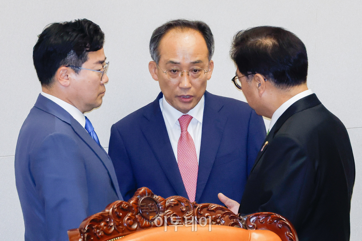 ▲4일 서울 여의도 국회에서 열린 본회의에서 '채상병특검법안' 반대 무제한토론(필리버스터)이 진행되는 가운데 우원식(오른쪽) 국회의장과 박찬대(왼쪽) 더불어민주당 원내대표, 추경호 국민의힘 원내대표가 대화를 하고 있다. 조현호 기자 hyunho@