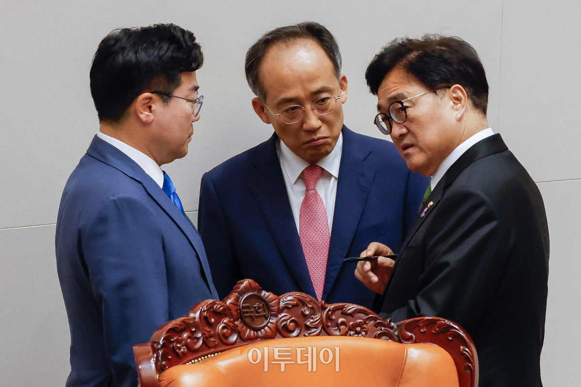 ▲4일 서울 여의도 국회에서 열린 본회의에서 '채상병특검법안' 반대 무제한토론(필리버스터)이 진행되는 가운데 우원식(오른쪽) 국회의장과 박찬대(왼쪽) 더불어민주당 원내대표, 추경호 국민의힘 원내대표가 대화를 하고 있다. 조현호 기자 hyunho@