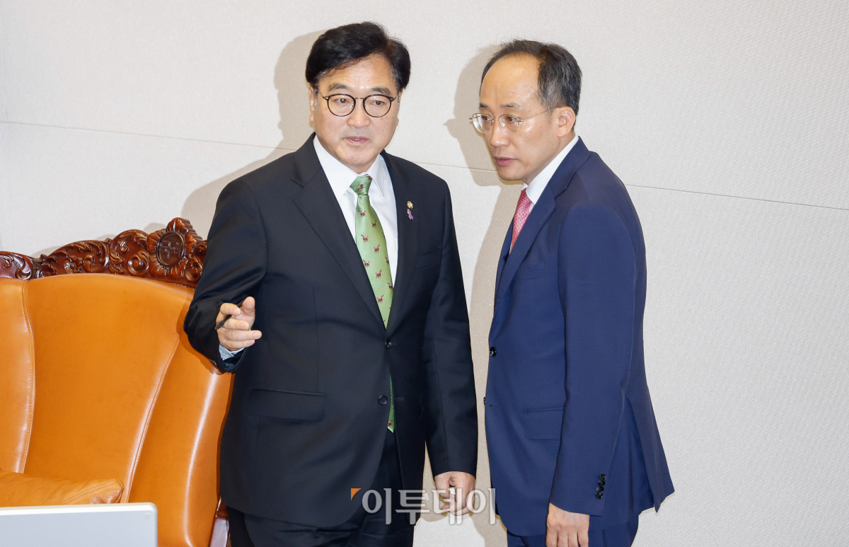 ▲4일 서울 여의도 국회에서 열린 본회의에서 '채상병특검법안' 반대 무제한토론(필리버스터)이 진행되는 가운데 우원식(왼쪽) 국회의장과 추경호 국민의힘 원내대표가 대화를 하고 있다. 조현호 기자 hyunho@