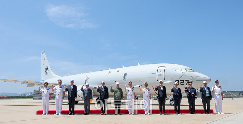 ▲신원식 국방부 장관과 양용모 해군참모총장, 하성욱 해군항공사령관, 이강덕 포항시장을 비롯한 참석자들이 4일 경북 포항시 해군항공사령부에서 열린 해상초계기(P-8A) 국내 인수식에서 기념촬영을 하고 있다. 사진공동취재단