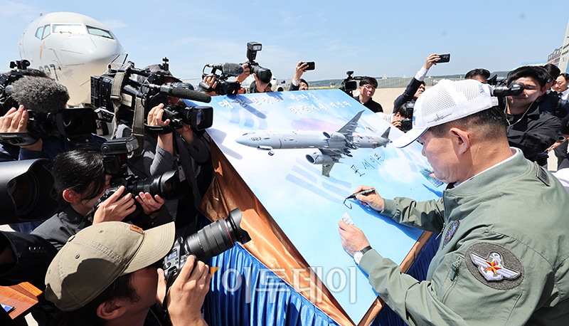 ▲신원식 국방부 장관이 4일 경북 포항시 해군항공사령부에서 열린 해상초계기(P-8A) 국내 인수식에서 비행 안전 기원 휘호식을 하고 있다. 사진공동취재단