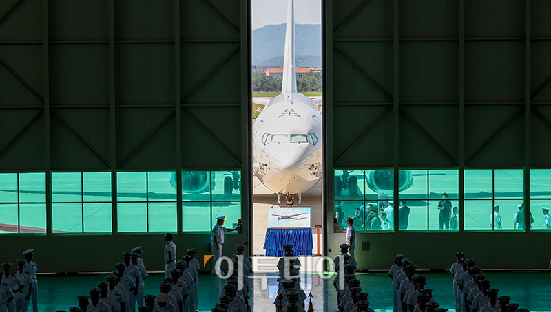 ▲4일 경북 포항시 해군항공사령부에서 열린 해상초계기(P-8A) 국내 인수식에서 격납고의 문이 열리며 해상초계기 P-8A가 모습을 드러내고 있다. 사진공동취재단