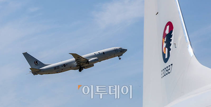 ▲4일 경북 포항시 해군항공사령부에서 열린 해상초계기(P-8A) 국내 인수식에서 신원식 국방부 장관의 출격 지시를 받은 해상초계기 P-8A가 비행하고 있다. 사진공동취재단