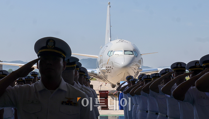 ▲4일 경북 포항시 해군항공사령부에서 열린 해상초계기(P-8A) 국내 인수식에서 해군 장병들이 거수경례를 하고 있다. 사진공동취재단