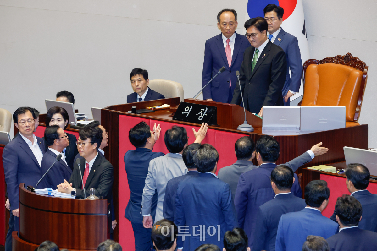 ▲우원식 국회의장이 4일 서울 여의도 국회에서 열린 본회의에서 '채상병 특검법안' 무제한토론(필리버스터)를 중단하려고 하자 국민의힘 의원들이 항의하고 있다. 조현호 기자 hyunho@
