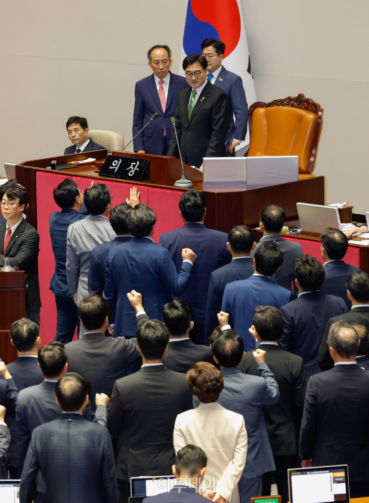 ▲우원식 국회의장이 4일 서울 여의도 국회에서 열린 본회의에서 '채상병 특검법안' 무제한토론(필리버스터)를 중단하려고 하자 국민의힘 의원들이 항의하고 있다. 조현호 기자 hyunho@