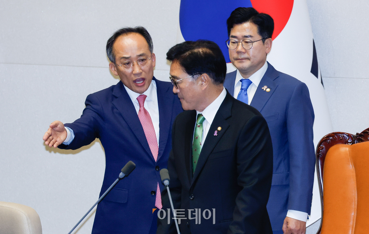 ▲우원식 국회의장이 4일 서울 여의도 국회에서 열린 본회의에서 '채상병 특검법안' 무제한토론(필리버스터)를 중단하려고 하자 추경호(왼쪽) 국민의힘 원내대표가 항의하고 있다. 오른쪽은 박찬대 더불어민주당 원내대표. 조현호 기자 hyunho@