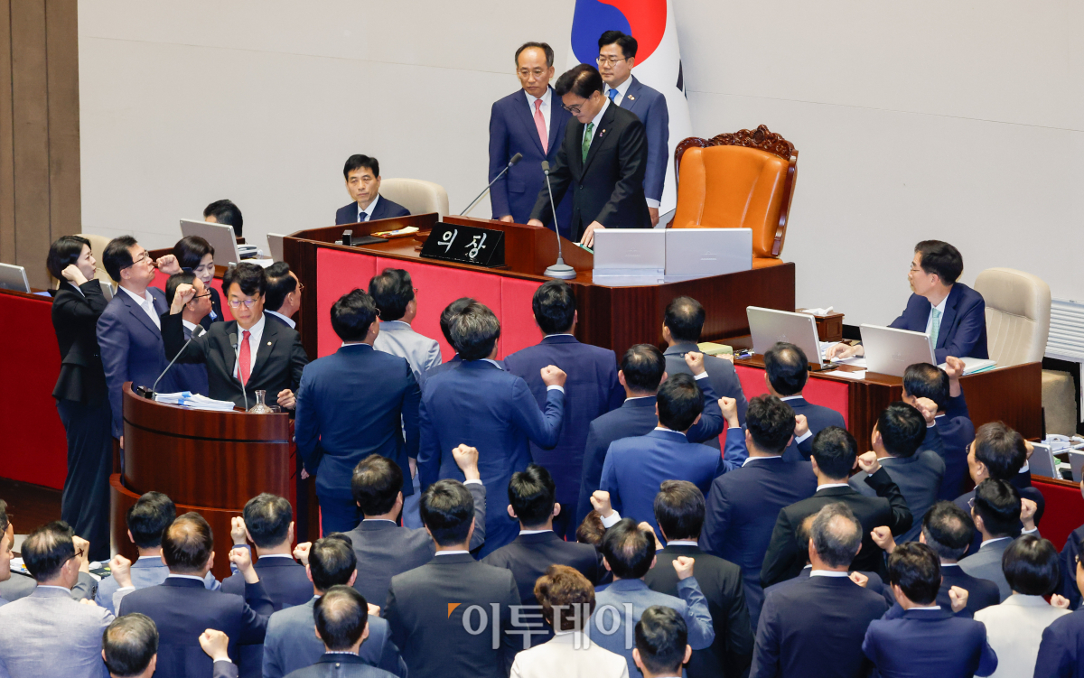 ▲우원식 국회의장이 4일 서울 여의도 국회에서 열린 본회의에서 '채상병 특검법안' 무제한토론(필리버스터)를 중단하려고 하자 국민의힘 의원들이 항의하고 있다. 조현호 기자 hyunho@