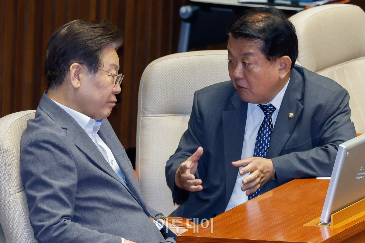 ▲4일 서울 여의도 국회에서 열린 본회의에서 더불어민주당 이재명(왼쪽) 전 대표와 김병주 의원이 대화를 하고 있다. 조현호 기자 hyunho@