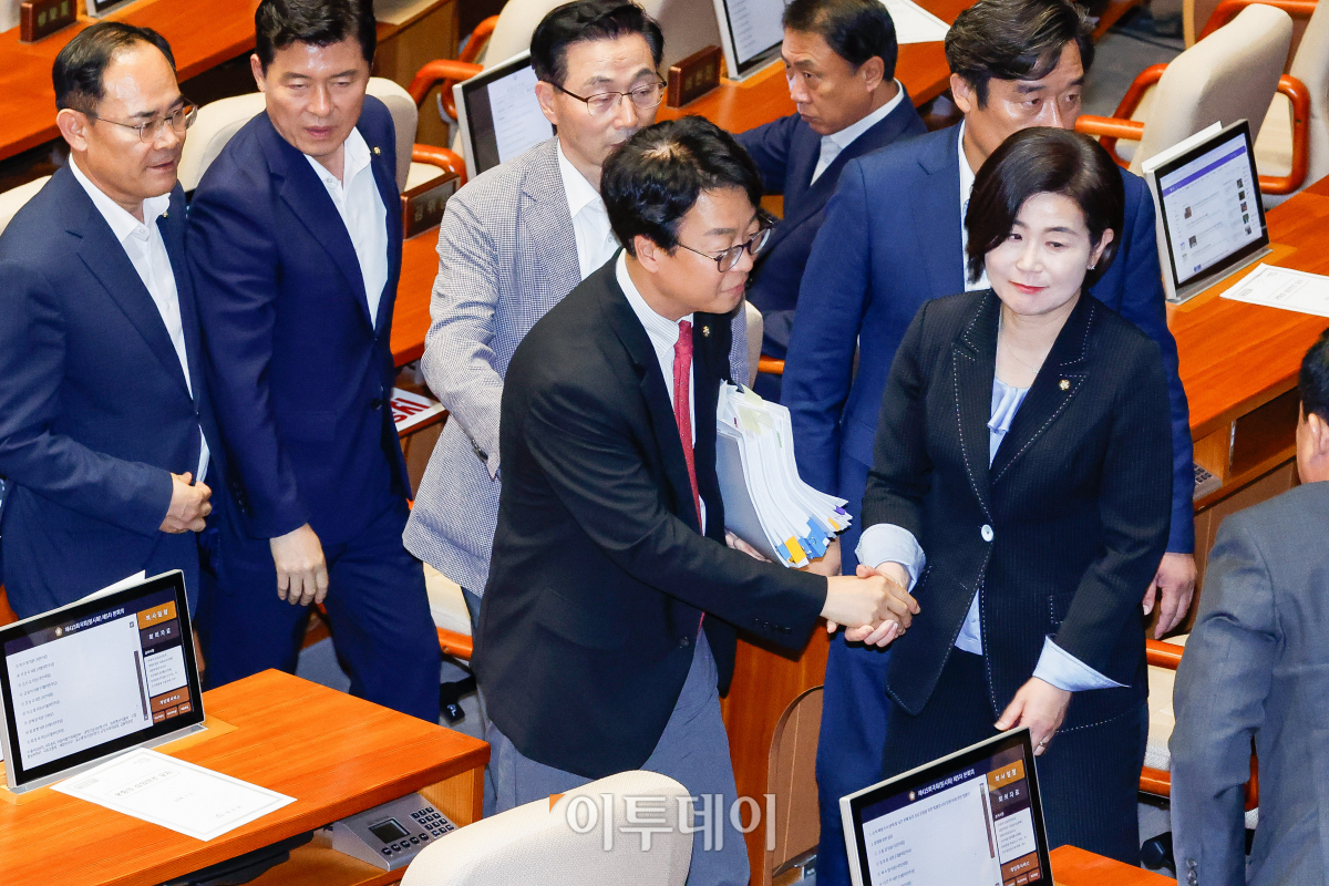 ▲곽규택 국민의힘 의원이 4일 서울 여의도 국회에서 열린 본회의에서 필리버스터(무제한 토론)를 마치고 동료 의원들의 환영을 받고 있다. 조현호 기자 hyunho@