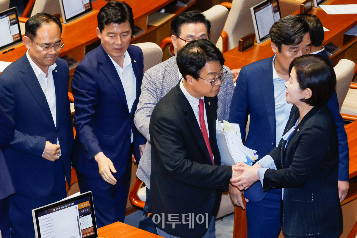 ▲곽규택 국민의힘 의원이 4일 서울 여의도 국회에서 열린 본회의에서 필리버스터(무제한 토론)를 마치고 동료 의원들의 환영을 받고 있다. 조현호 기자 hyunho@