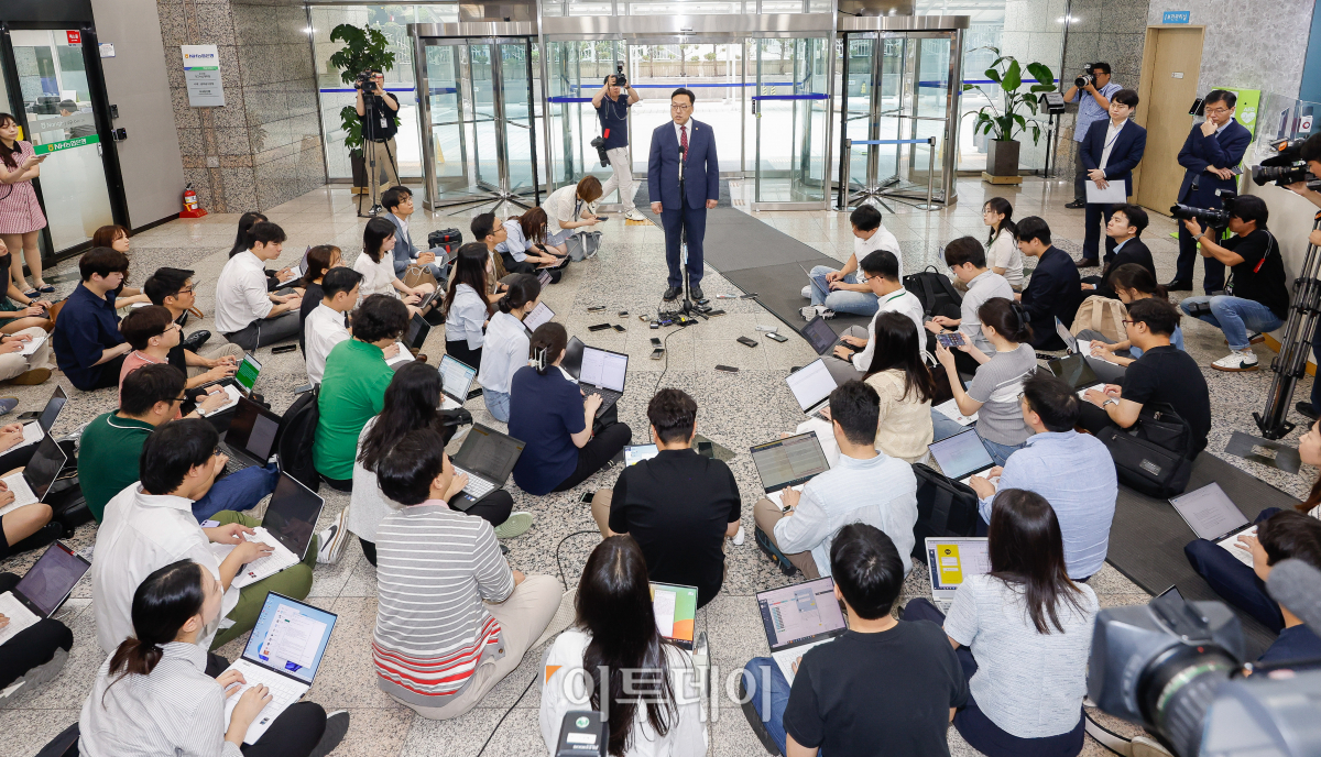 ▲김병환 금융위원회 위원장 후보자가 5일 서울 중구 예금보험공사에 마련된 인사청문회 사무실에 출근하며 지명 소감을 밝히고 있다. 조현호 기자 hyunho@