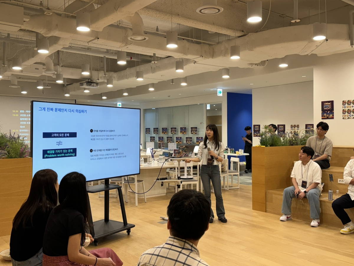 ▲코인원 본사 사옥에서 열린 '[PO]KE NIGHT’에서 코인원 현직 PO가 ‘코인원 PO가 제품 만드는 방법’을 주제로 발표하고 있다. (제공=코인원)