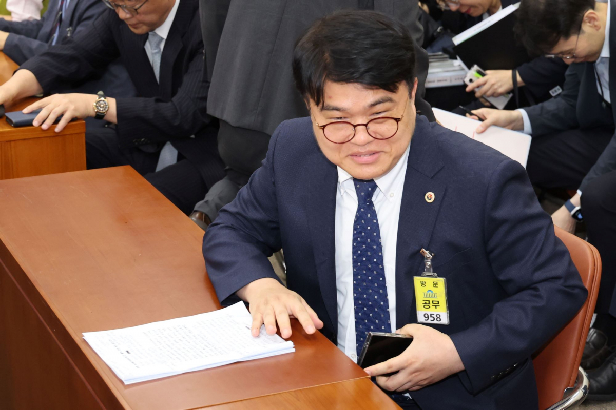 ▲임현택 대한의사협회장이 지난달 26일 오후 서울 여의도 국회에서 열린 보건복지위원회의 의료계 비상상황 관련 청문회가 정회되자 자리에서 일어서고 있다. (뉴시스)