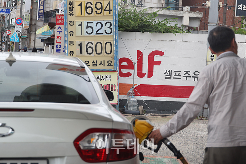 ▲7일 한국석유공사 유가정보시스템 오피넷에 따르면 7월 첫째 주 전국 주유소의 휘발유 평균 판매가격은 전주보다 26.9원 오른 리터(ℓ)당 1682.2원으로 집계됐다. 경유 평균 판매가는 전주보다 28.7원 상승한 리터(ℓ)당 1515.0원을 나타냈다. 경유 가격은 6월 첫째 주 이후 1500원대에 재진입 했다. 사진은 이날 서울의 한 주유소. 고이란 기자 photoeran@