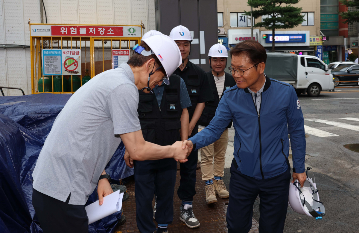 ▲이정식 고용노동부 장관이 폭염·호우 대비 건설현장 점검차 8일 서울 중구 신당동의 한 근린생활시설 신축공사 현장을 둘러보기 앞서 관계자와 인사하고 있다. 신태현 기자 holjjak@