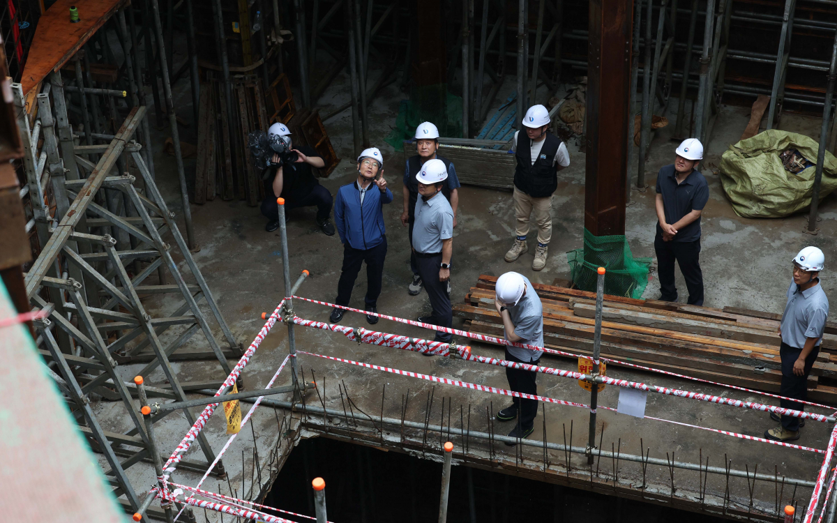 ▲이정식 고용노동부 장관이 폭염·호우 대비 건설현장 점검차 8일 서울 중구 신당동의 한 근린생활시설 신축공사 현장을 둘러보고 있다. 신태현 기자 holjjak@