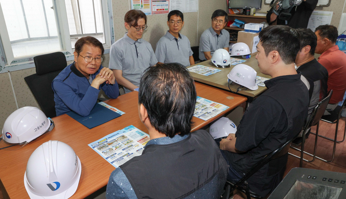 ▲이정식 고용노동부 장관이 폭염·호우 대비 건설현장 점검차 8일 서울 중구 신당동의 한 근린생활시설 신축공사 현장을 둘러보기 앞서 관계자들과 간담회를 갖고 있다. 신태현 기자 holjjak@